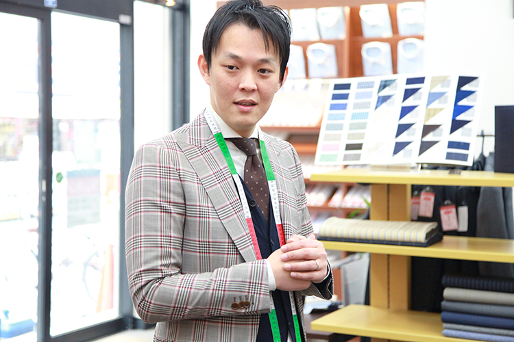 まずは、商品の受け渡しまでの流れと接客時のポイントについて、榮岩さんに伺いました