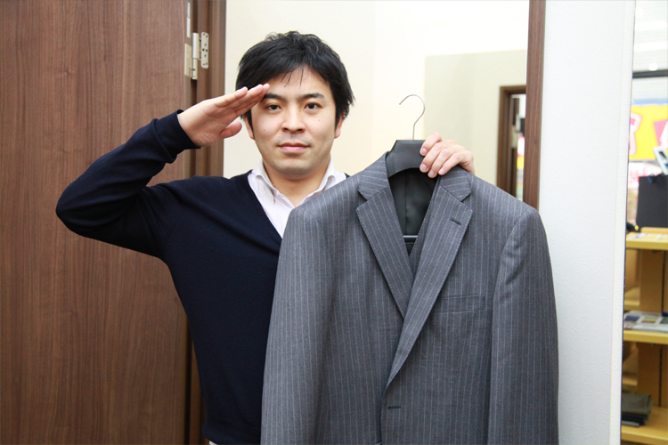 スーツを手に試着室に向かう植田